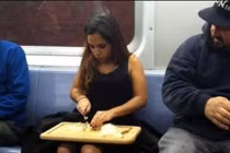 Những hành động... không giống ai nơi công cộng