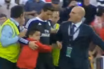 Fan nhí ôm chặt “Rô béo” trên sân cỏ