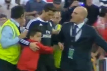 Fan nhí ôm chặt “Rô béo” trên sân cỏ