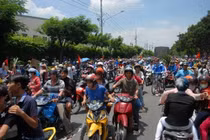 Thể hiện lòng yêu nước không đúng là tự hại chúng ta