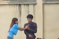 Thiếu nữ bị bạn trai tát tới tấp vào mặt