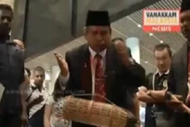 Pháp sư làm phép truy tìm máy bay Malaysia mất tích