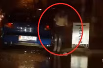 Gái trẻ bất cẩn rơi xuống hố ga trên đường