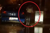 Gái trẻ bất cẩn rơi xuống hố ga trên đường