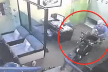 Trộm thản nhiên vào nhà khoắng đồ như chốn không người