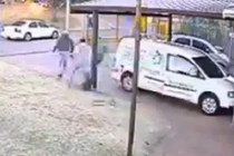 Chạy tóe khói vì cướp nhầm gia chủ có súng 