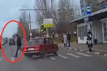 Thót tim nam thanh niên sang đường suýt bị ô tô đâm