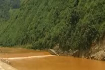 Nước sông ô nhiễm... chính quyền địa phương cũng “bó tay“