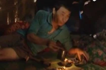 Lấy tiền chính sách của con mua... thuốc phiện