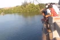 Thú vị clip dùng chai nhựa câu cá