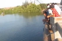 Thú vị clip dùng chai nhựa câu cá