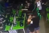 Trai trẻ đi chơi game, bị bạn gái đánh túi bụi