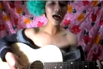 Nam thanh niên bị “ném đá” vì hóa trang, hát õng ẹo