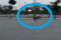 "Trẻ trâu" bốc đầu xe máy, thách thức người đi đường