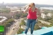 Gái trẻ giỡn mặt tử thần, làm xiếc trên nhà cao tầng