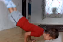 Cậu bé chống đẩy 20 lần trong một phút