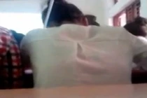 Nữ sinh bị bạn nam chọc ống hút vào áo ngực