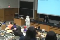 Thầy giáo trèo bàn rượt đuổi nam sinh trong lớp học