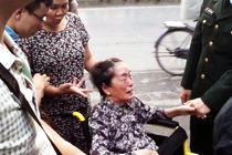 Người dân khóc ngất trước nhà riêng Đại tướng