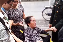 Người dân khóc ngất trước nhà riêng Đại tướng