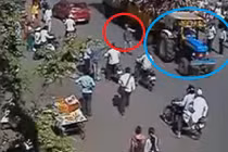 Hy hữu xe tải cán qua người vẫn sống