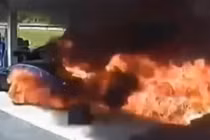 Cây xăng nổ tung sau cú đâm trực diện của ô tô