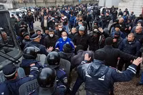 Cảnh báo nội chiến cận kề tại Ukraine