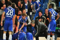 Mourinho lao như điên vào sân ăn mừng cùng học trò