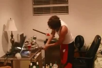 Game thủ điên cuồng rút kiếm chém tan máy tính