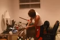 Game thủ điên cuồng rút kiếm chém tan máy tính