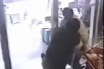 Xông vào tiệm vàng đâm người, cướp tài sản