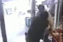 Xông vào tiệm vàng đâm người, cướp tài sản