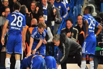 Mourinho lao như điên vào sân ăn mừng cùng học trò