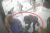 Trộm vào nhà lấy iPad như chốn không người