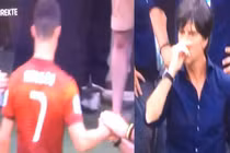 Dị hợm huấn luyện viên ngoáy mũi... bắt tay an ủi Ronaldo