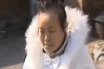 Mặc váy cưới suốt 10 năm vì quá hạnh phúc