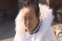 Mặc váy cưới suốt 10 năm vì quá hạnh phúc