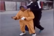 Phẫn nộ nhóm nam thanh niên hành hạ cụ bà