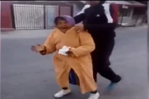 Phẫn nộ nhóm nam thanh niên hành hạ cụ bà