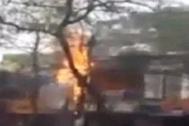 Cận cảnh cột điện cháy, nổ như pháo hoa ở Hà Nội