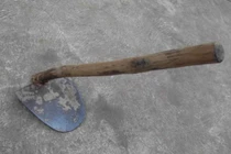 Hòa Bình: Kinh hoàng bố dùng cuốc giết con gái ruột