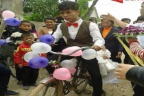 Sốt ảnh rước dâu bằng xe đạp cà tàng