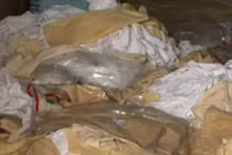 Rùng mình găng tay còn vết máu vẫn được bày bán