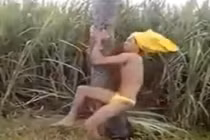 Nam thanh niên trần như nhộng... uốn éo nhảy nhót