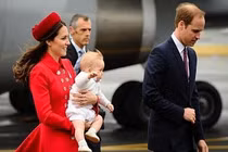 Hoàng tử Anh chu du cùng bố mẹ