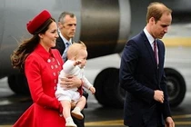 Hoàng tử Anh chu du cùng bố mẹ