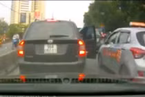 Bất ngờ mở cửa ô tô, làm gãy gương xe khác