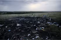 Giây phút tử thần khi máy bay MH17 lao xuống đất