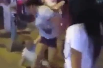 Clip nam thanh niên bị 3 cô gái đánh như trong phim