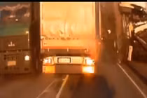 Xe đầu kéo đâm nhau nát bét trên đường